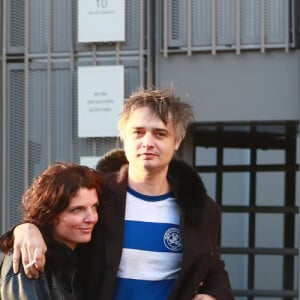 Pete Doherty à la sortie du tribunal de Paris avec sa compagne Katia de Vidas et son avocat Arash Derambarsh, Paris, le 12 novembre 2019.