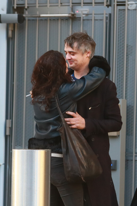 Pete Doherty à la sortie du tribunal de Paris avec sa compagne Katia de Vidas et son avocat Arash Derambarsh, Paris, le 12 novembre 2019.