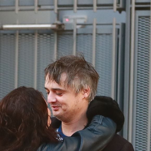 Pete Doherty à la sortie du tribunal de Paris avec sa compagne Katia de Vidas et son avocat Arash Derambarsh, Paris, le 12 novembre 2019.