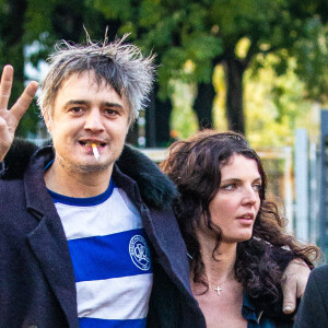 Pete Doherty à la sortie du tribunal de Paris avec sa compagne Katia de Vidas et son avocat Arash Derambarsh, Paris, le 12 novembre 2019.