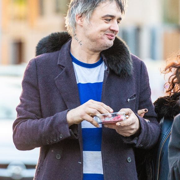 Pete Doherty à la sortie du tribunal de Paris avec sa compagne Katia de Vidas et son avocat Arash Derambarsh, Paris, le 12 novembre 2019.
