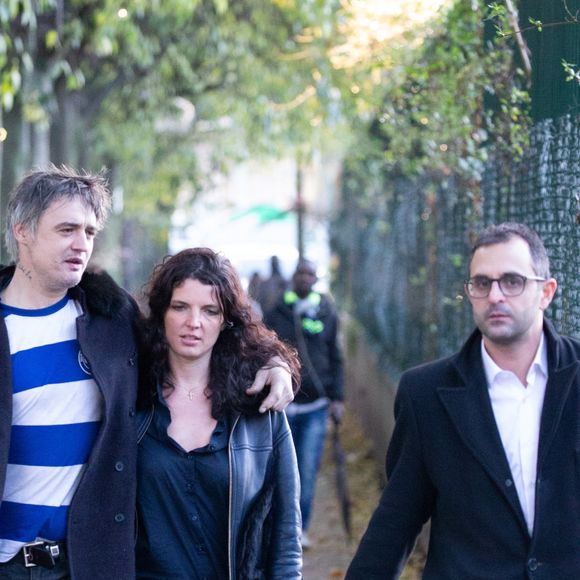 Pete Doherty à la sortie du tribunal de Paris avec sa compagne Katia de Vidas et son avocat Arash Derambarsh, Paris, le 12 novembre 2019.