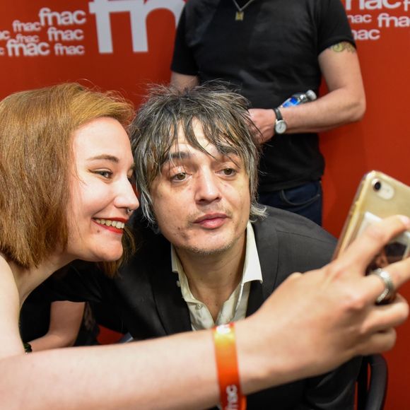 Pete Doherty (Peter Doherty) & The Puta Madres arrivent à la Fnac des Halles pour une séance de dédicaces pour la sortie du nouvel album Peter Doherty & The Puta Madres le 15 Mai 2019.