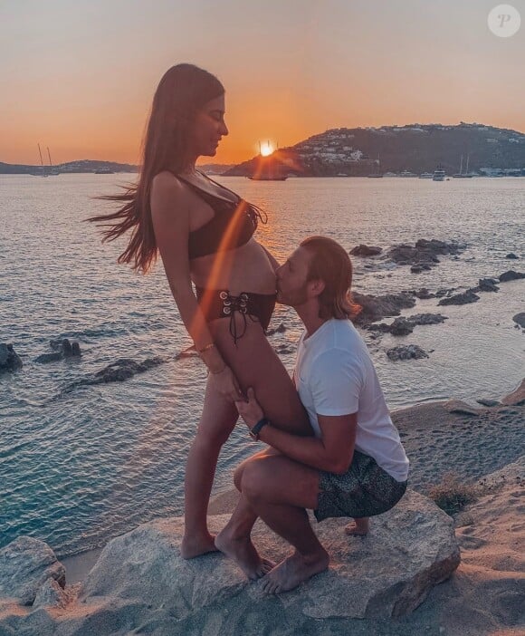 Martika enceinte pose avec son compagnon Umberto, le 13 août 2019, sur Instagram