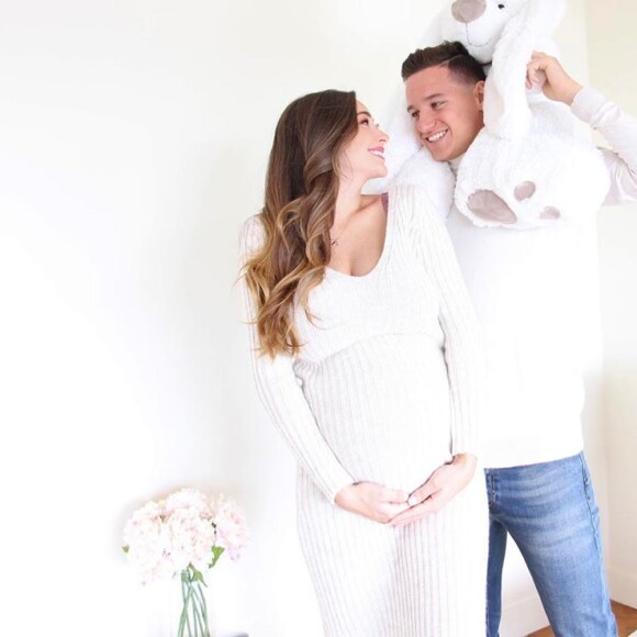 Charlotte Pirroni, enceinte, annonce sa grossesse, au côté de son chéri Florian Thauvin sur Instagram, le 7 novembre 2019.