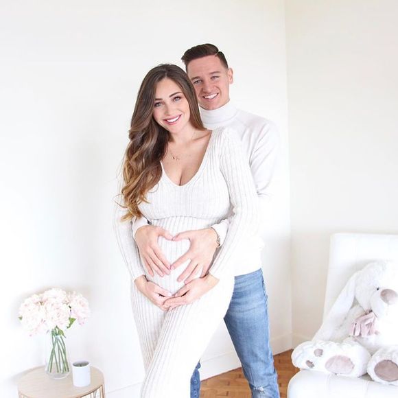 Charlotte Pirroni, enceinte, annonce sa grossesse, au côté de son chéri Florian Thauvin sur Instagram, le 7 novembre 2019.