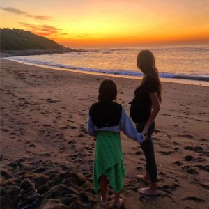 Hugo Clément a partagé cette photo d'Alexandra Rosenfeld, enceinte, avec sa fille, sur Instagram le 28 octobre 2019