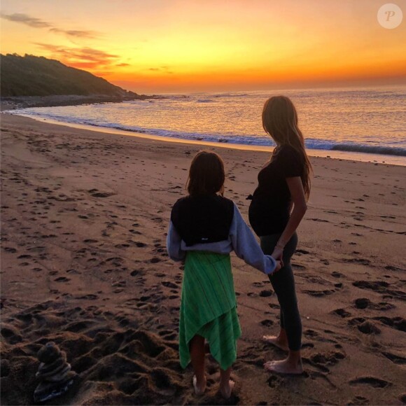 Hugo Clément a partagé cette photo d'Alexandra Rosenfeld, enceinte, avec sa fille, sur Instagram le 28 octobre 2019
