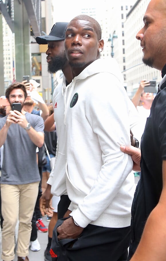 Exclusif - Paul Pogba arrive accompagné de sa femme Maria Salaues, de leur fils et d'autres membres de sa famille dans le magasin 'Adidas' sur la 5ème Avenue à New York, le 2 juillet 2019.
