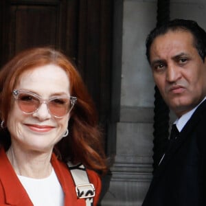 Isabelle Huppert - Sortie des people après le défilé Stella McCartney Collection Prêt-à-Porter Printemps/Eté 2020 lors de la Fashion Week de Paris (PFW), le 30 septembre 2019. © Veeren Ramsamy-Christophe Clovis/Bestimage