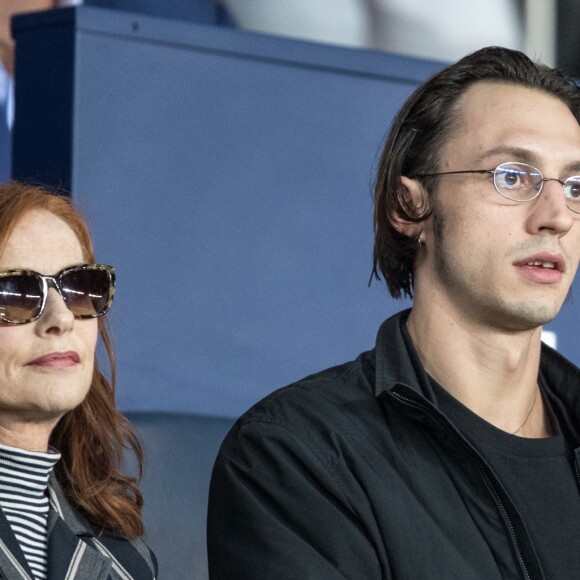 Roméo Elvis et Isabelle Huppert dans les tribunes lors du match UEFA Ligue des Champions groupe A, opposant le Paris Saint-Germain (PSG) au Real Madrid au Parc des Princes à Paris, France, le 18 septembre 2019. Le PSG a gagné 3-0. © Cyril Moreau/Bestimage