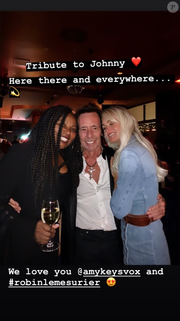 Laeticia Hallyday et ses filles Jade et Joy ont assisté à un concert hommage à Johnny Hallyday, à Los Angeles, le 16 novembre 2019. Ici avec Robin Le Mesurier et Amy Keys.