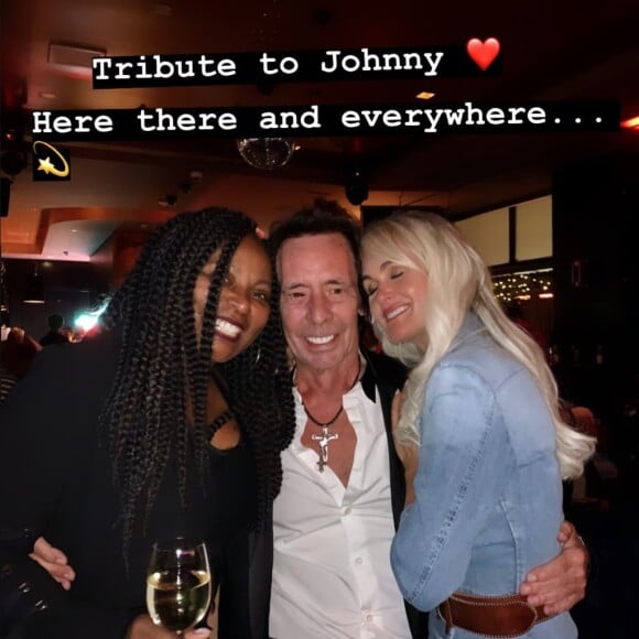 Laeticia Hallyday et ses filles Jade et Joy ont assisté à un concert hommage à Johnny Hallyday, à Los Angeles, le 16 novembre 2019. Ici avec Robin Le Mesurier et Amy Keys.