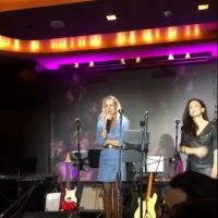 Laeticia Hallyday émue sur scène : son bel hommage à Johnny