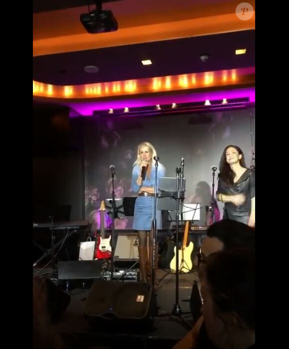 Laeticia Hallyday et ses filles Jade et Joy ont assisté à un concert hommage à Johnny Hallyday, à Los Angeles, le 16 novembre 2019