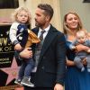 Ryan Reynolds avec sa femme Blake Lively et leurs deux filles. L'acteur a reçu son étoile sur le Walk of Fame à Hollywood, le 15 décembre 2016.