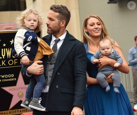 Ryan Reynolds avec sa femme Blake Lively et leurs deux filles. L'acteur a reçu son étoile sur le Walk of Fame à Hollywood, le 15 décembre 2016.