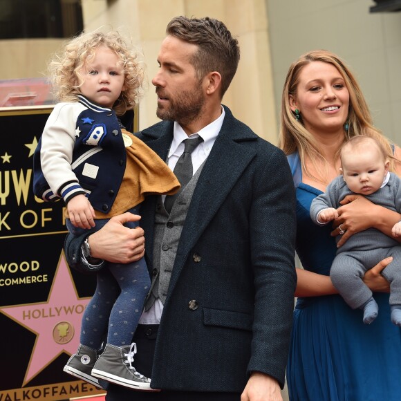 Ryan Reynolds avec sa femme Blake Lively et leurs deux filles. L'acteur a reçu son étoile sur le Walk of Fame à Hollywood, le 15 décembre 2016.