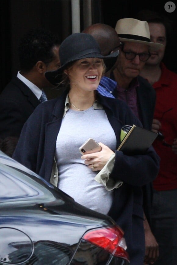 Exclusif - Blake Lively enceinte se balade dans les rues de Boston alors que son mari Ryan Reynolds tourne son prochain film "Free Guy" dans la même ville. Le 26 mai 2019.