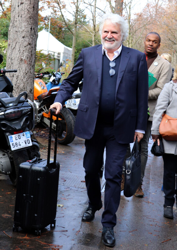 Roland Magdane - Arrivées des people à l'enregistrement de l'émission ' Vivement Dimanche ' au studio Gabriel à Paris le 13 novembre 2019.
