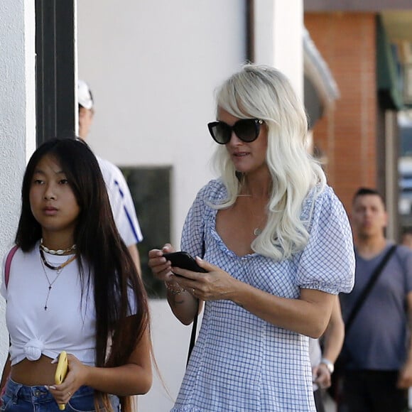 Laeticia Hallyday avec ses filles Jade et Joy à Los Angeles le 17 novembre 2019.