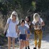 Laeticia Hallyday avec ses filles Jade et Joy et sa maman Françoise Thibaut à Los Angeles le 17 novembre 2019.