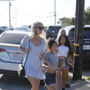 Laeticia Hallyday avec ses filles Jade et Joy à Los Angeles le 17 novembre 2019.