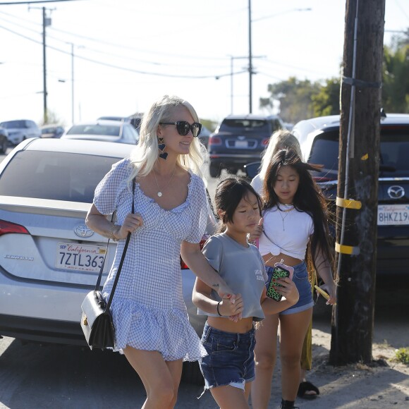 Laeticia Hallyday avec ses filles Jade et Joy à Los Angeles le 17 novembre 2019.