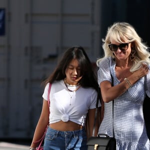 Laeticia Hallyday avec ses filles Jade et Joy à Los Angeles le 17 novembre 2019.