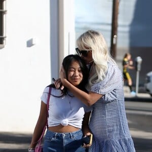 Laeticia Hallyday avec ses filles Jade et Joy à Los Angeles le 17 novembre 2019.