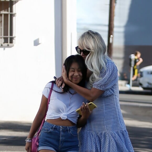 Laeticia Hallyday avec ses filles Jade et Joy à Los Angeles le 17 novembre 2019.