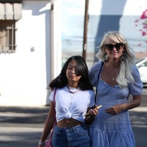 Laeticia Hallyday avec ses filles Jade et Joy à Los Angeles le 17 novembre 2019.