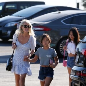 Laeticia Hallyday avec ses filles Jade et Joy à Los Angeles le 17 novembre 2019.