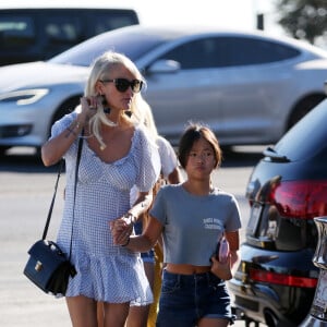 Laeticia Hallyday avec ses filles Jade et Joy à Los Angeles le 17 novembre 2019.