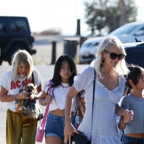 Laeticia Hallyday avec ses filles Jade et Joy et sa maman Françoise Thibaut à Los Angeles le 17 novembre 2019.