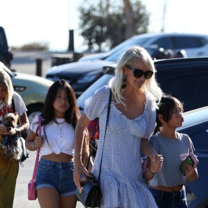 Laeticia Hallyday avec ses filles Jade et Joy et sa maman Françoise Thibaut à Los Angeles le 17 novembre 2019.