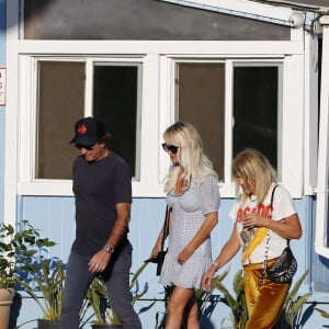 Laeticia Hallyday avec sa maman Françoise Thibaut et son ami Pierre Rambaldi à Los Angeles le 17 novembre 2019.