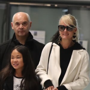 Laeticia Hallyday arrive en famille avec ses filles et sa mère à l'aéroport Roissy CDG le 19 novembre 2019.