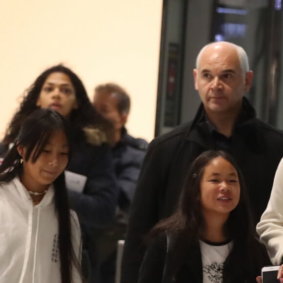 Laeticia Hallyday arrive en famille avec ses filles et sa mère à l'aéroport Roissy CDG le 19 novembre 2019.