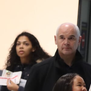 Laeticia Hallyday arrive en famille avec ses filles et sa mère à l'aéroport Roissy CDG le 19 novembre 2019.