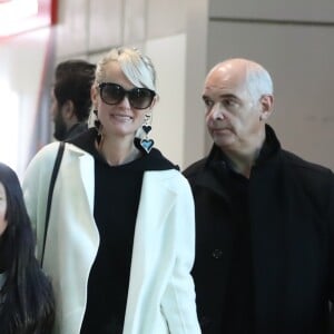 Laeticia Hallyday arrive en famille avec ses filles et sa mère à l'aéroport Roissy CDG le 19 novembre 2019.