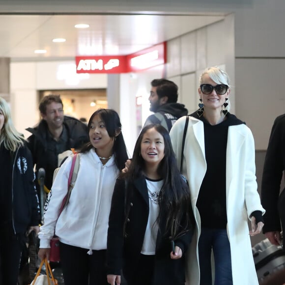 Laeticia Hallyday arrive en famille avec ses filles et sa mère à l'aéroport Roissy CDG le 19 novembre 2019.