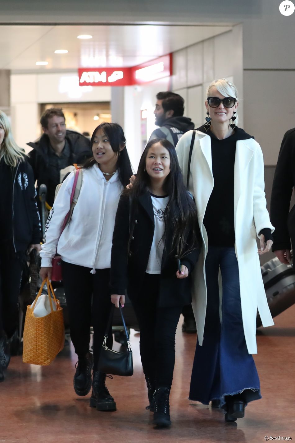 Laeticia Hallyday arrive en famille avec ses filles et sa mère à l'aéroport Roissy CDG le 19 novembre 2019.