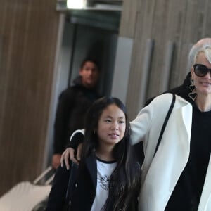 Laeticia Hallyday arrive en famille avec ses filles et sa mère à l'aéroport Roissy CDG le 19 novembre 2019.