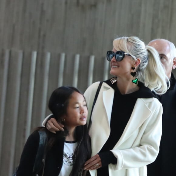 Laeticia Hallyday arrive en famille avec ses filles et sa mère à l'aéroport Roissy CDG le 19 novembre 2019.