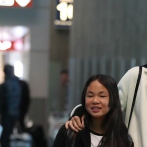 Laeticia Hallyday arrive en famille avec ses filles et sa mère à l'aéroport Roissy CDG le 19 novembre 2019.