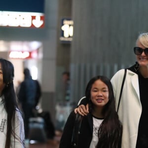 Laeticia Hallyday arrive en famille avec ses filles et sa mère à l'aéroport Roissy CDG le 19 novembre 2019.