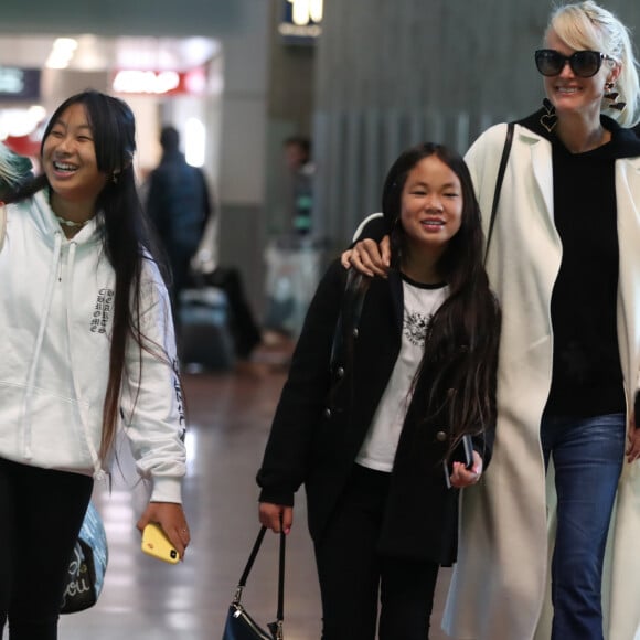 Laeticia Hallyday arrive en famille avec ses filles et sa mère à l'aéroport Roissy CDG le 19 novembre 2019.