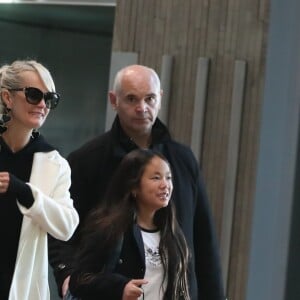 Laeticia Hallyday arrive en famille avec ses filles et sa mère à l'aéroport Roissy CDG le 19 novembre 2019.