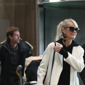 Laeticia Hallyday arrive en famille avec ses filles et sa mère à l'aéroport Roissy CDG le 19 novembre 2019.